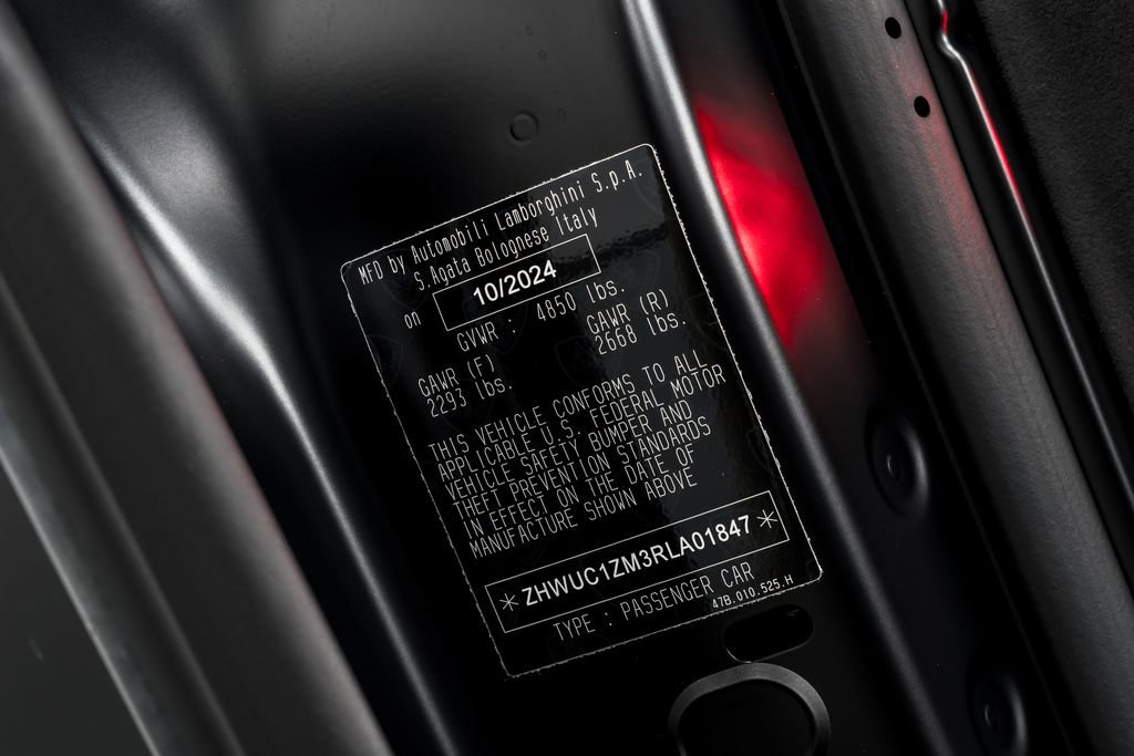 Used 2024 Lamborghini Revuelto image 10