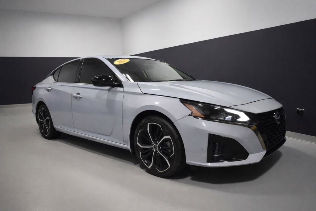Used 2023 Nissan Altima 2.5 SR w/ SR Premium Package image 7