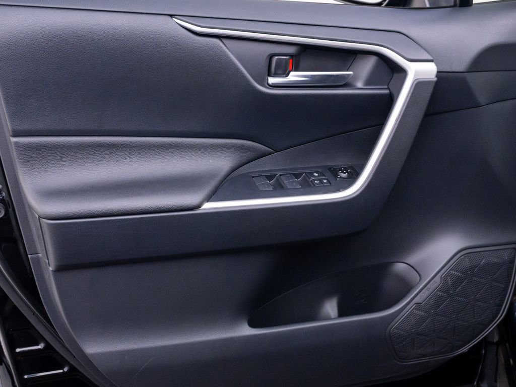 Used 2025 Toyota RAV4 SE AWD/4WD image 13
