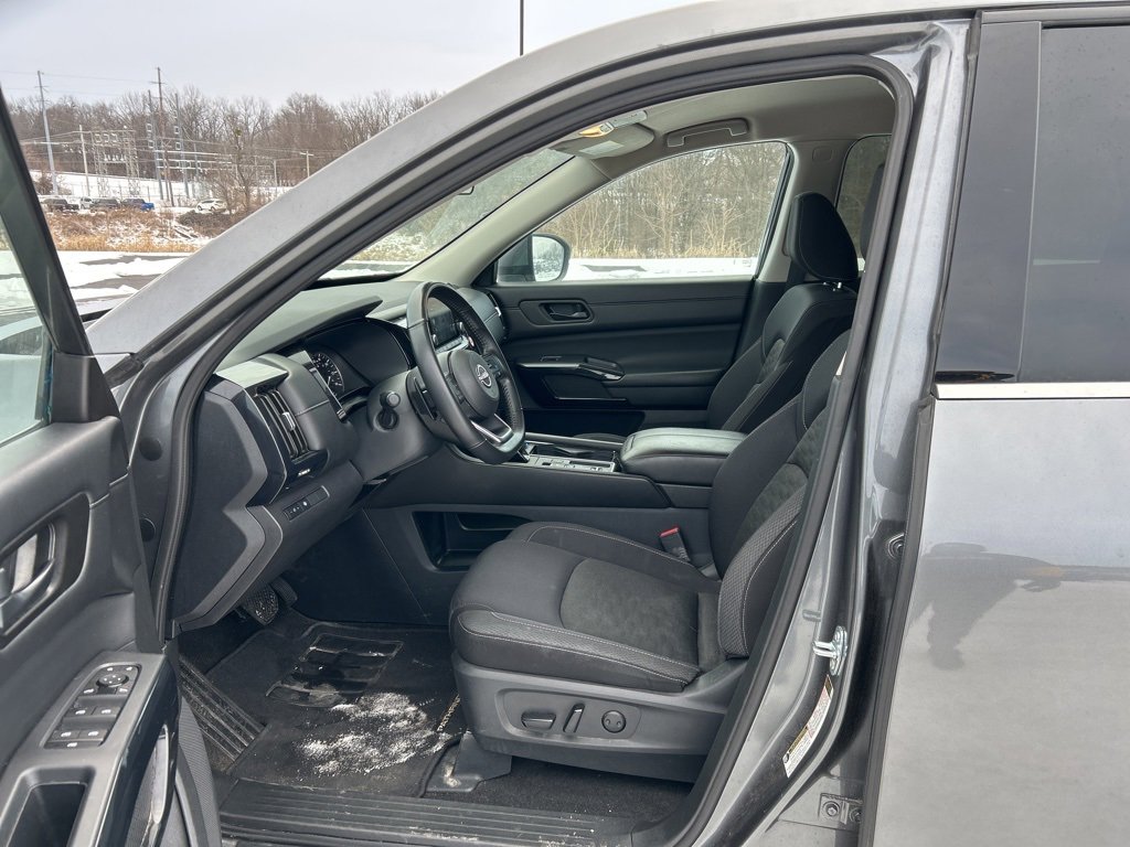 Used 2024 Nissan Pathfinder SV image 6