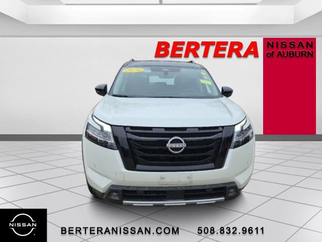 Used 2024 Nissan Pathfinder SL w/ Black Appearance Package AWD/4WD image 3