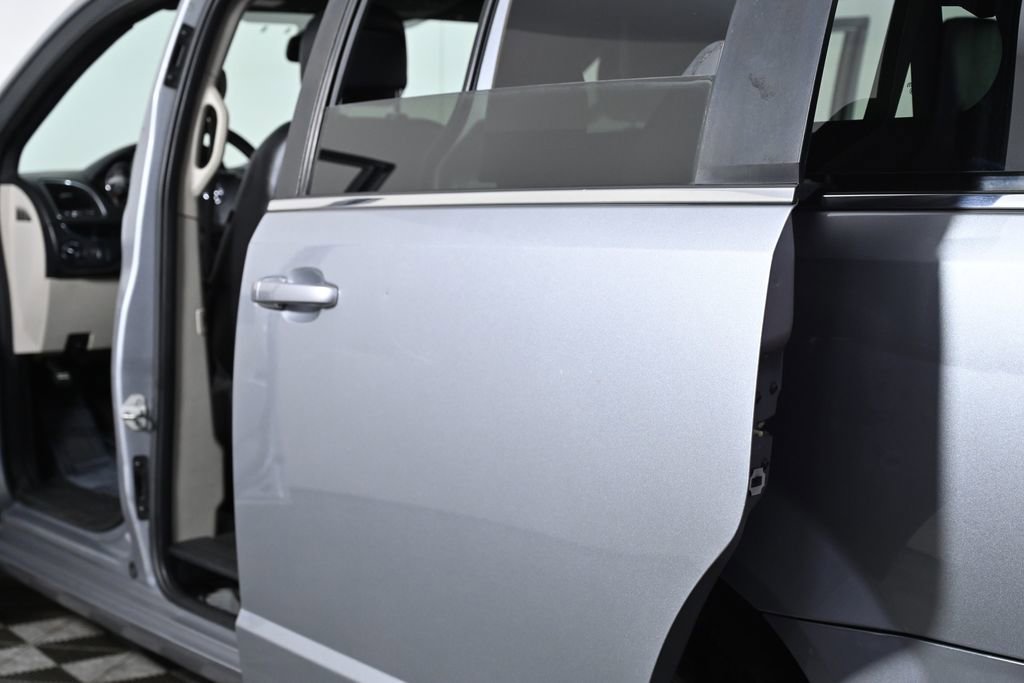 Used 2019 Dodge Grand Caravan SXT image 28