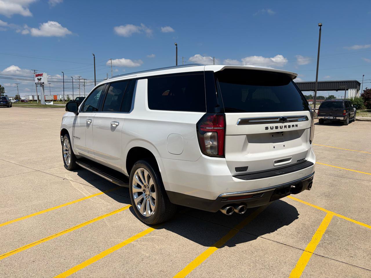 Used 2022 Chevrolet Suburban Premier w/ Premium Package AWD/4WD image 5