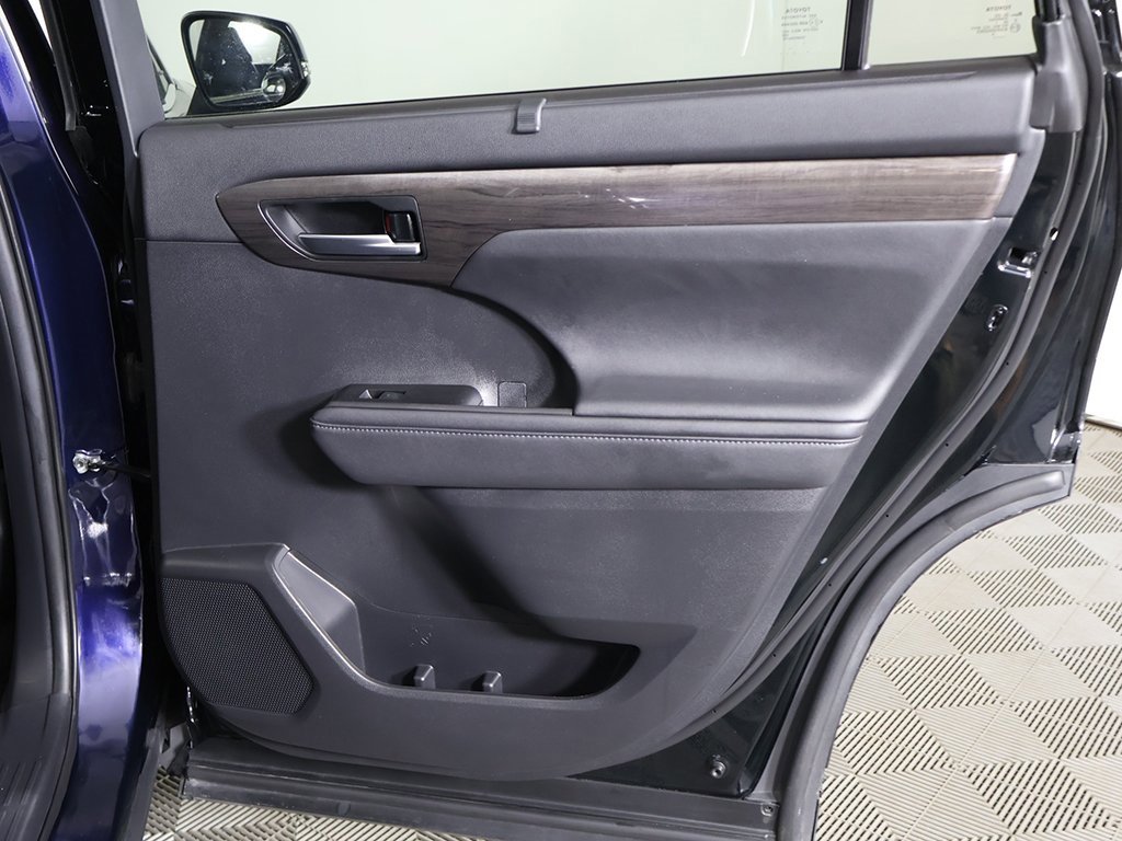 Used 2020 Toyota Highlander Limited image 29