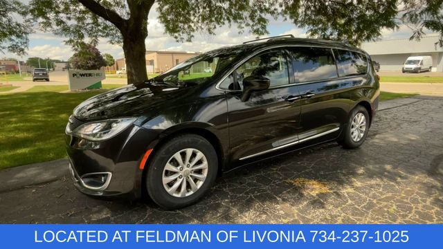 Used 2018 Chrysler Pacifica Touring-L w/ Premium Audio Group FWD image 4