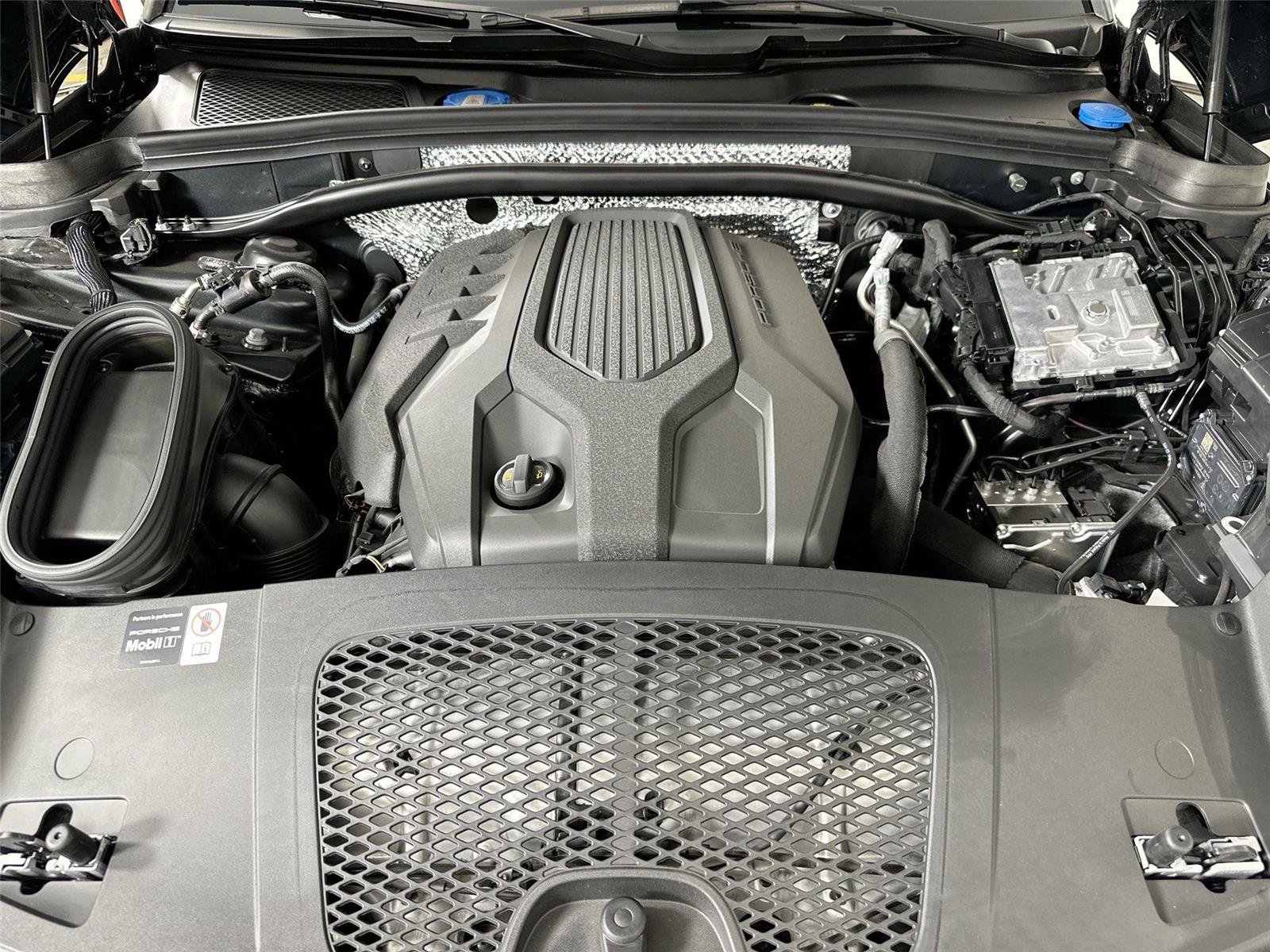 Certified 2025 Porsche Macan AWD/4WD image 38