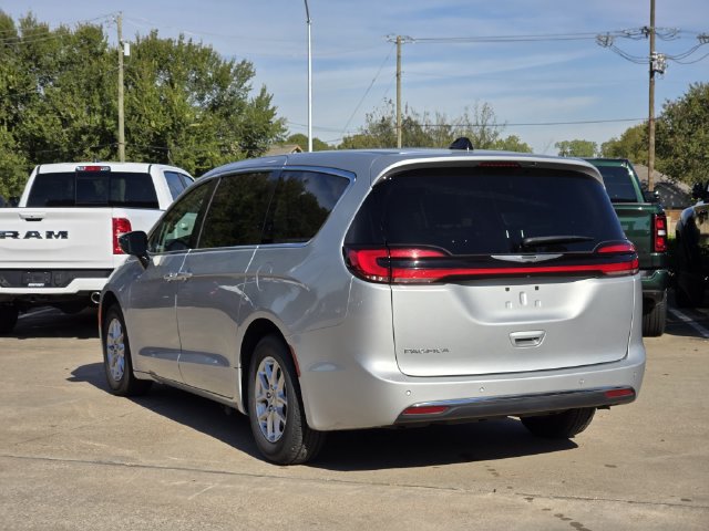Used 2024 Chrysler Pacifica Touring-L FWD image 5