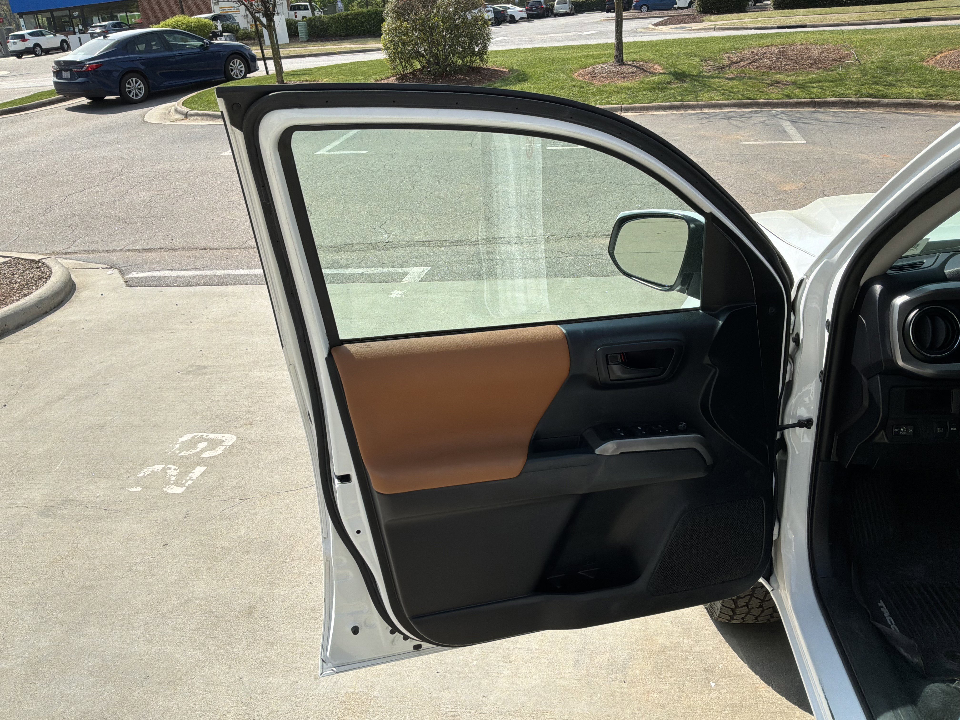 Used 2019 Toyota Tacoma SR5 RWD image 17
