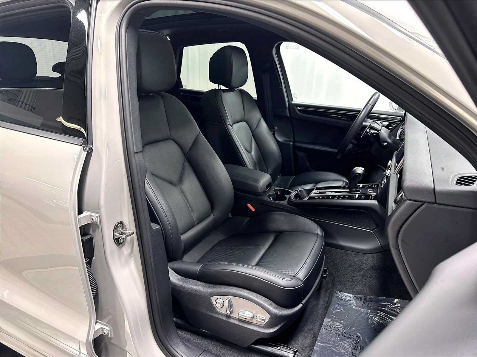 Used 2026 Porsche Macan AWD/4WD image 29