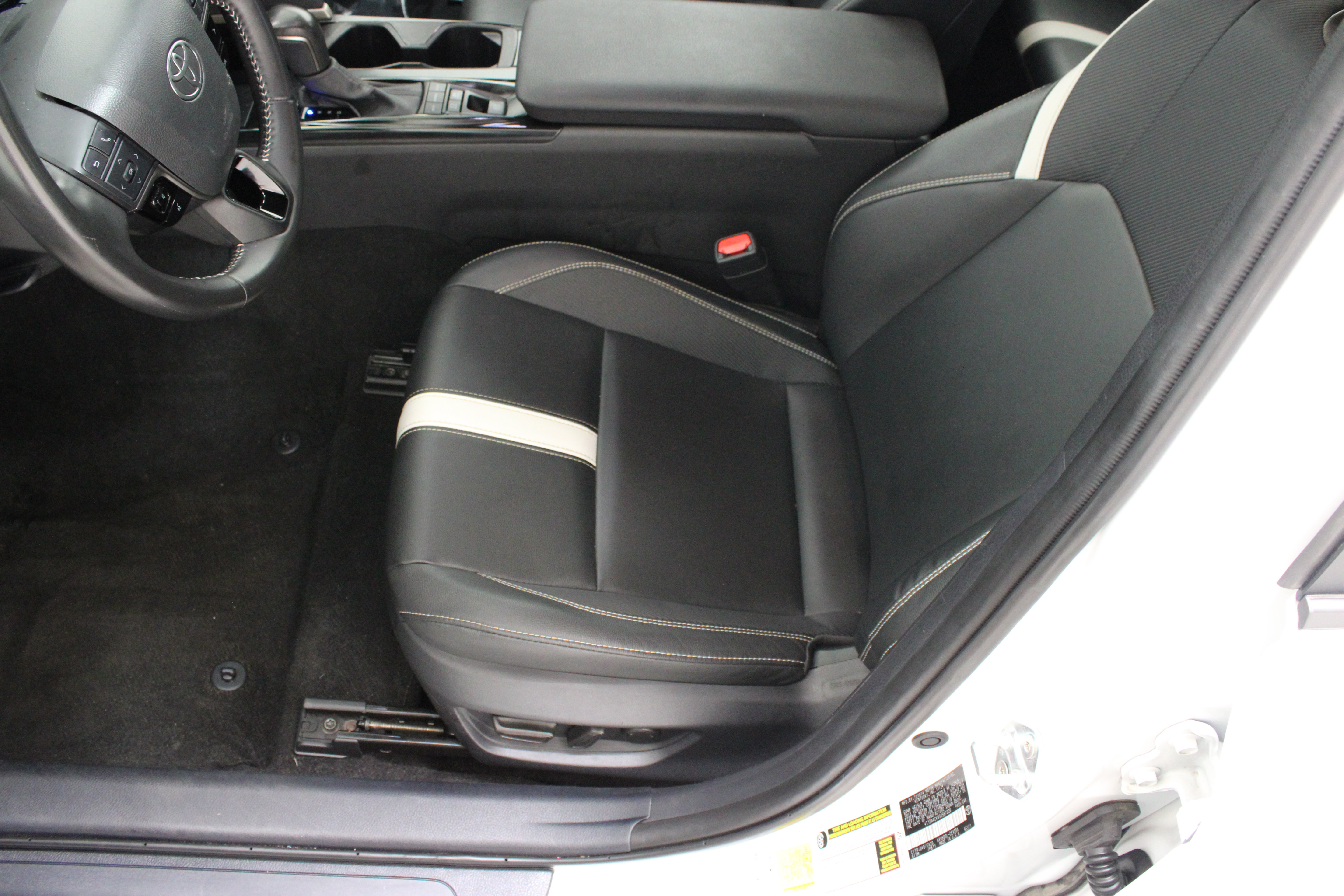 Used 2025 Toyota Camry SE FWD image 15