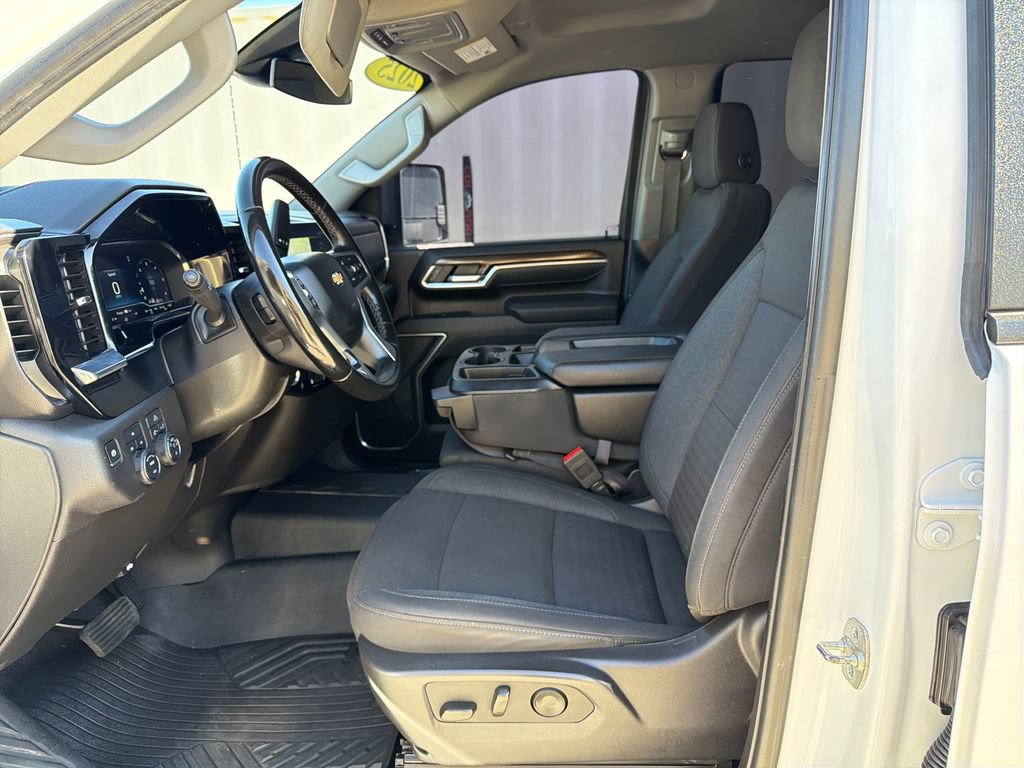 Used 2025 Chevrolet Silverado 2500 LT AWD/4WD image 9