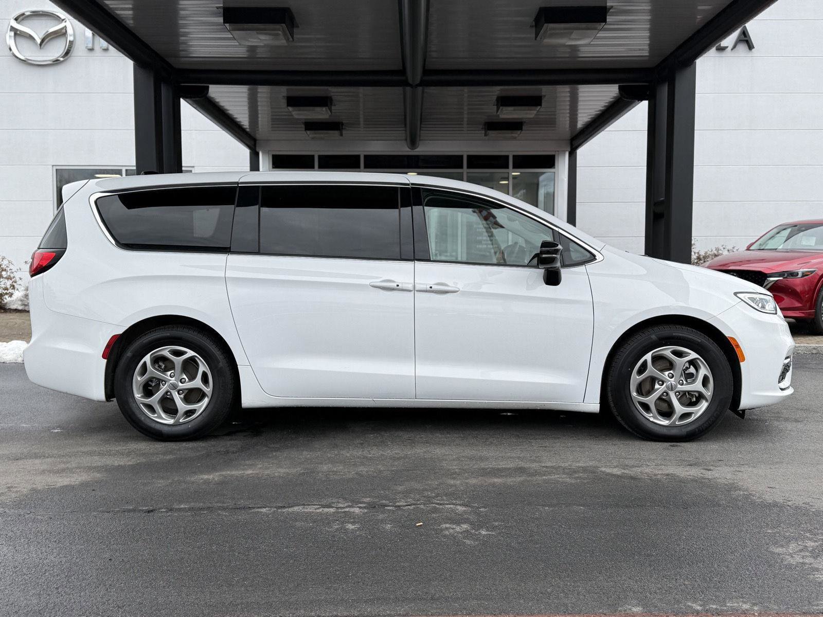 Used 2024 Chrysler Pacifica Limited image 4