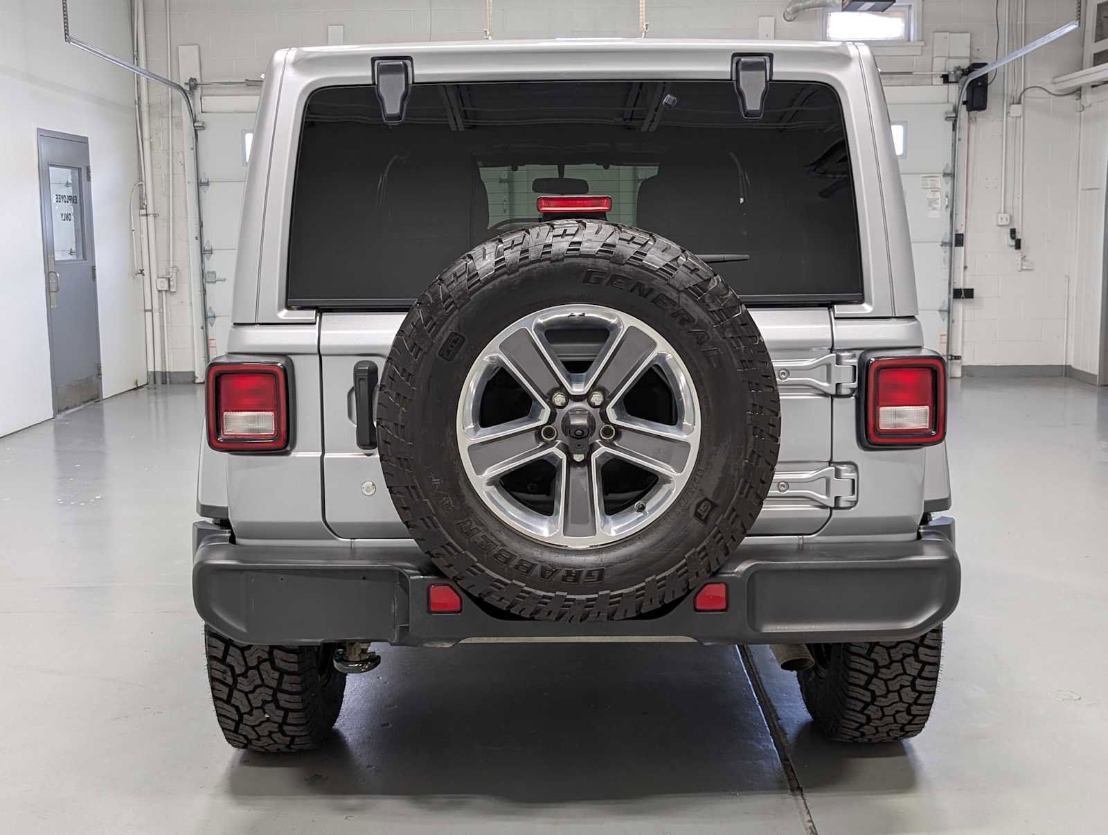 Used 2020 Jeep Wrangler Unlimited Sahara AWD/4WD image 9