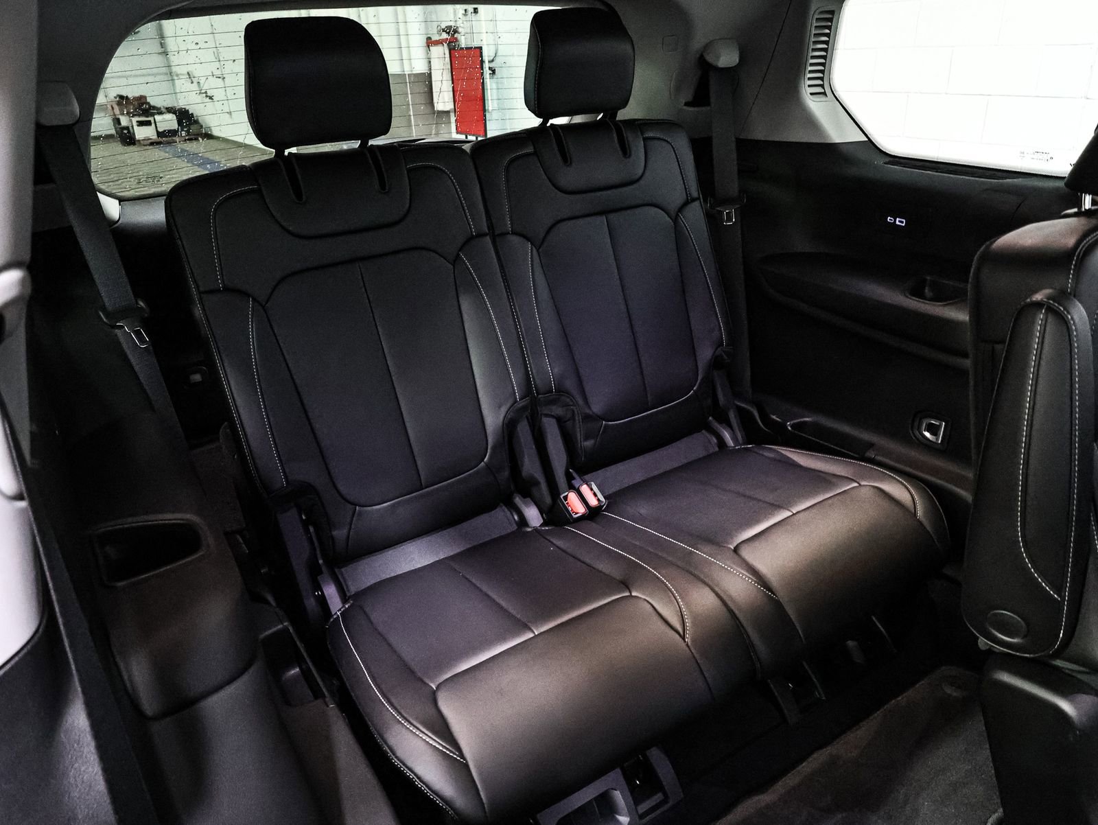 Used 2023 Jeep Grand Cherokee L Limited w/ Black Appearance Package image 24
