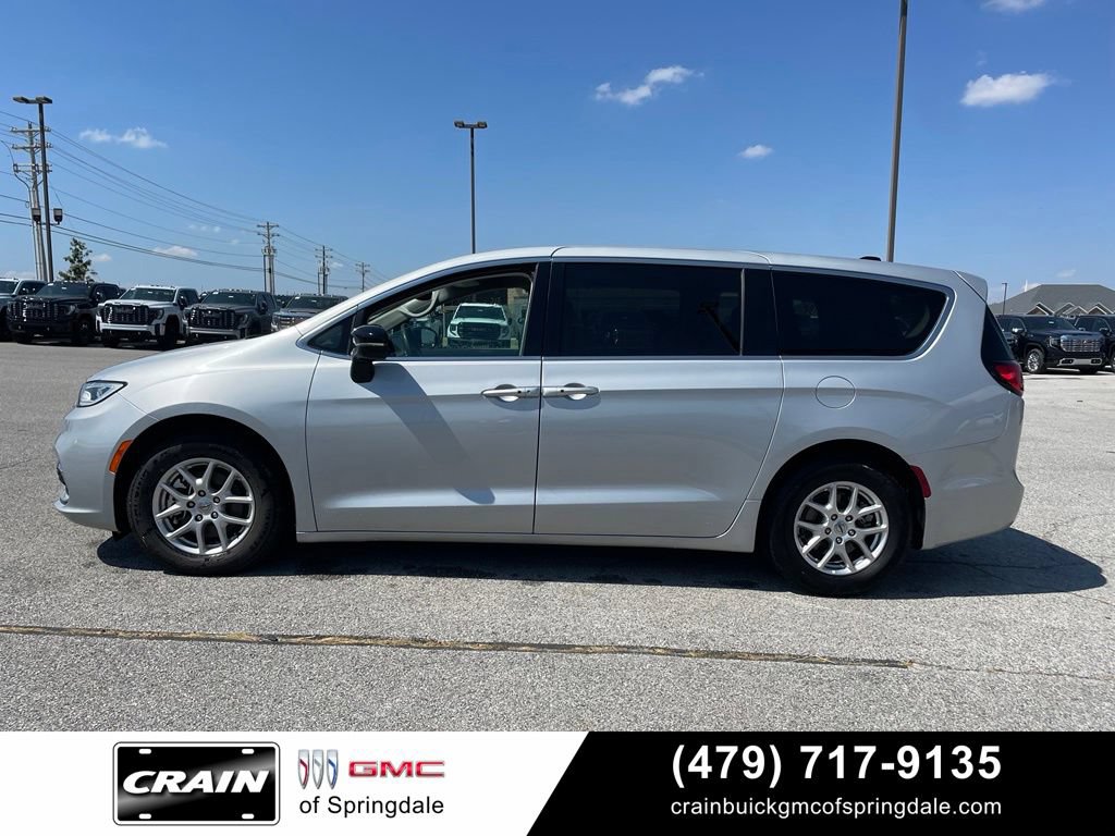 Used 2024 Chrysler Pacifica Touring-L FWD image 4