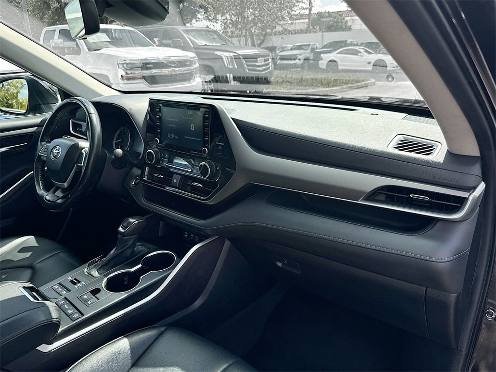 Used 2022 Toyota Highlander XLE image 30