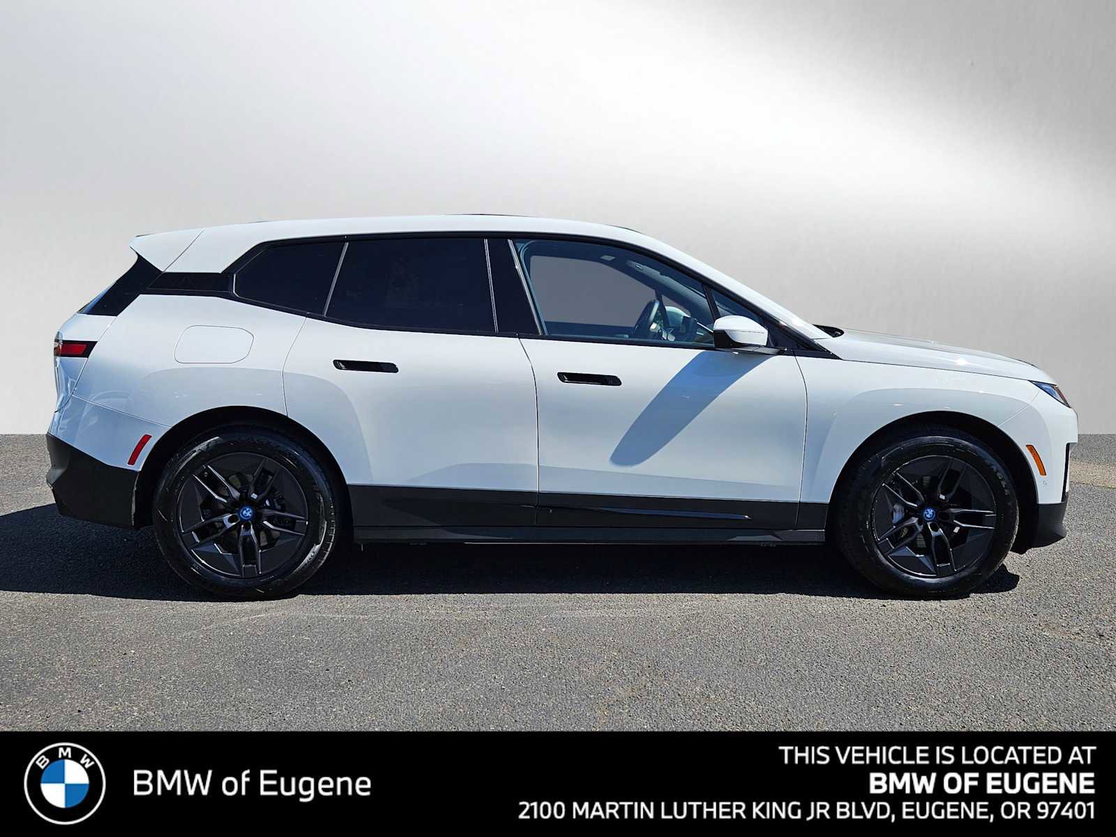 Used 2025 BMW iX xDrive50 image 2