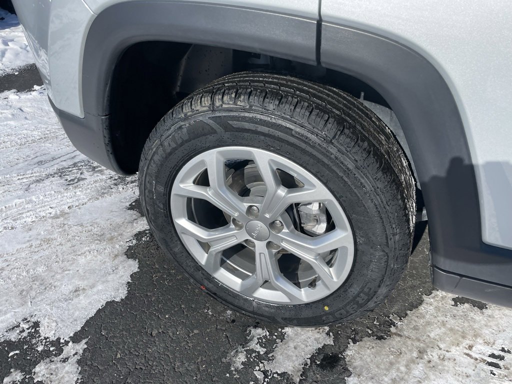 Used 2024 Jeep Compass Latitude image 3