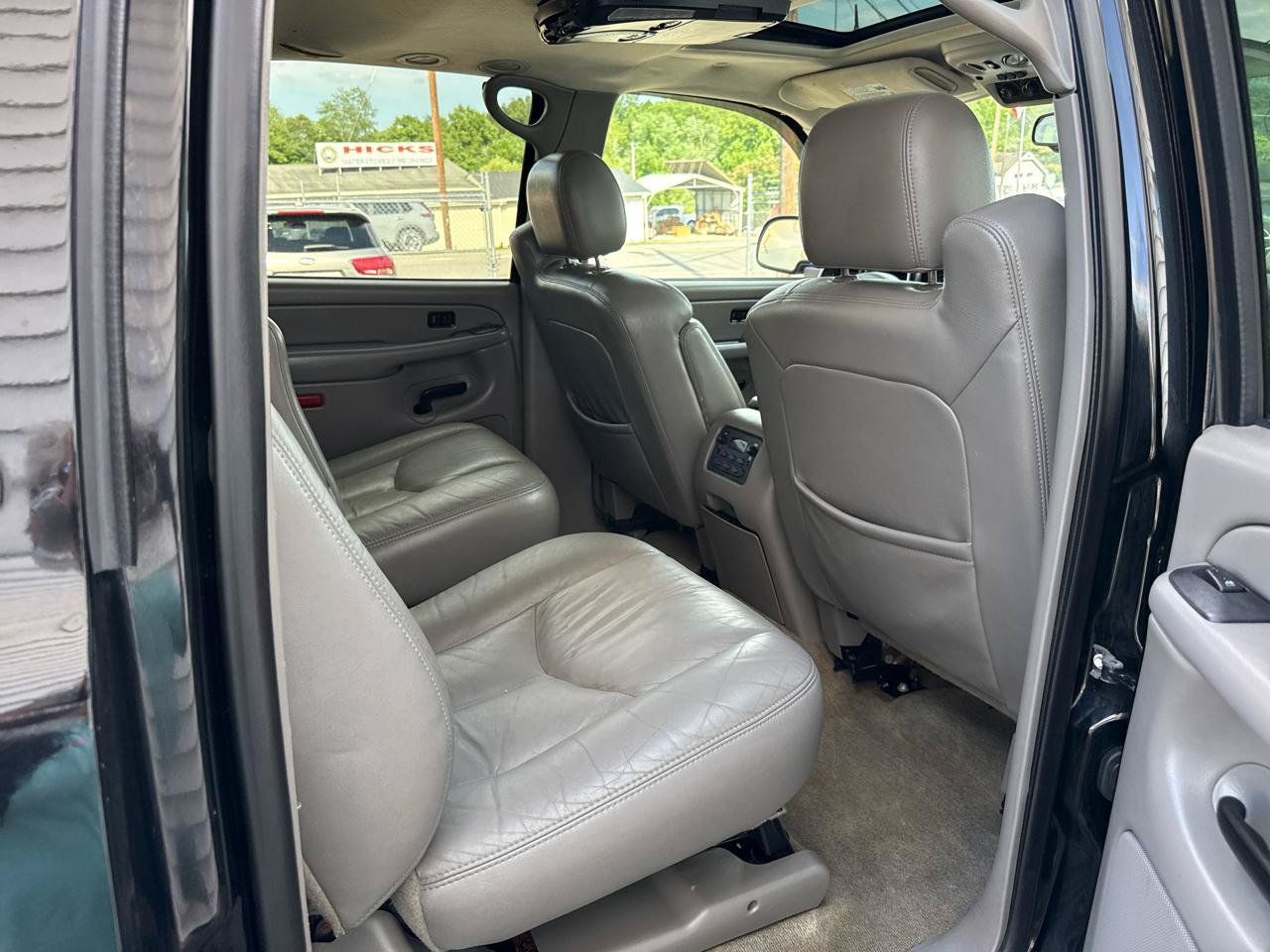 Used 2004 Chevrolet Suburban 2500 LT w/ Preferred Equipment Group AWD/4WD image 9