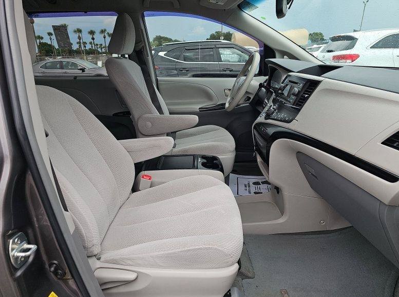 Used 2014 Toyota Sienna LE FWD image 4