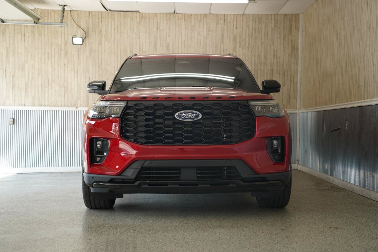 Used 2026 Ford Explorer ST-Line w/ ST-Line Street Pack RWD image 2