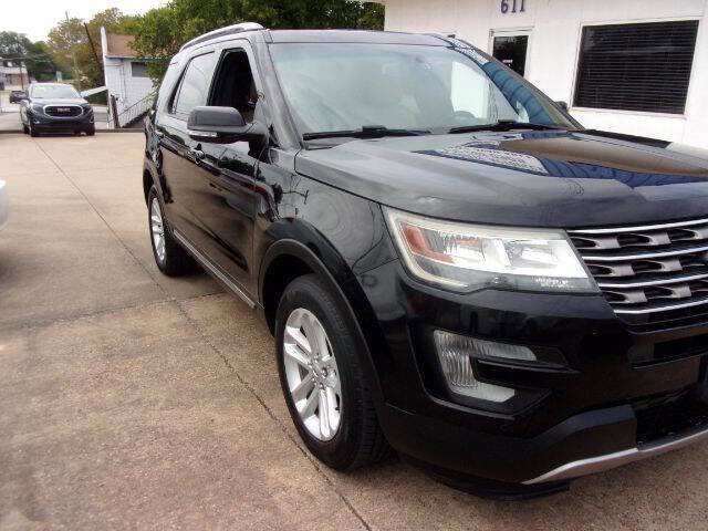 Used 2016 Ford Explorer XLT w/ Equipment Group 202A image 3