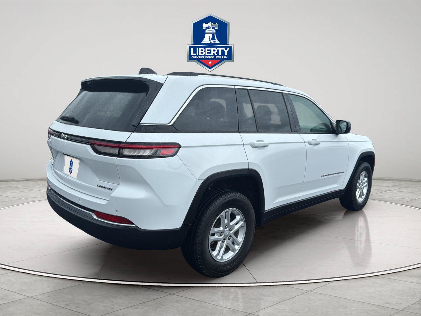 Used 2023 Jeep Grand Cherokee Laredo AWD/4WD image 10