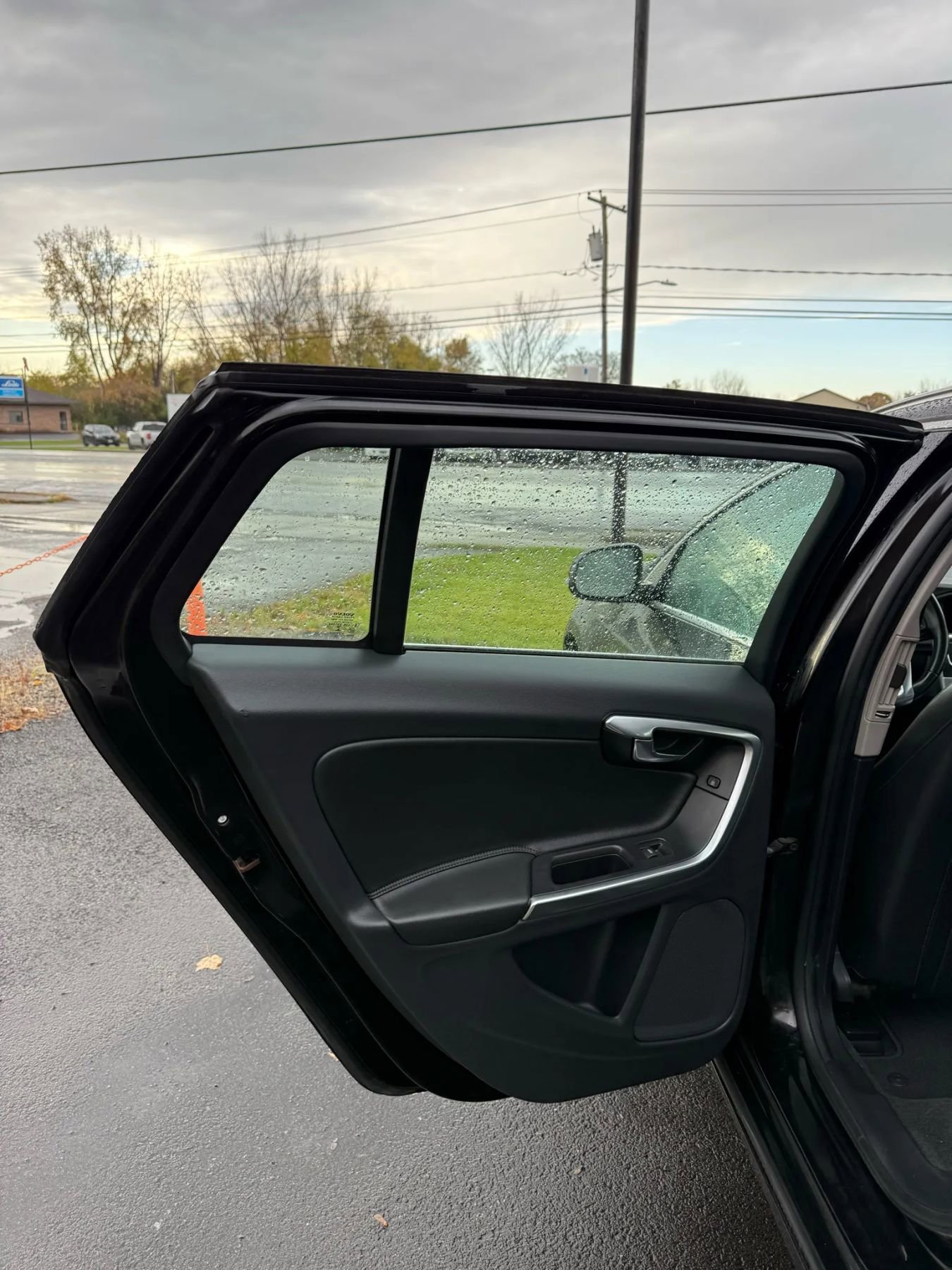 Used 2017 Volvo V60 T5 Premier w/ Convenience Package image 13