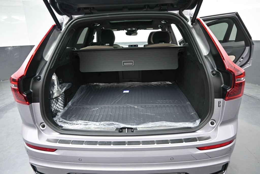 New 2026 Volvo XC60 T8 Plus w/ Climate Package PRO AWD/4WD image 15