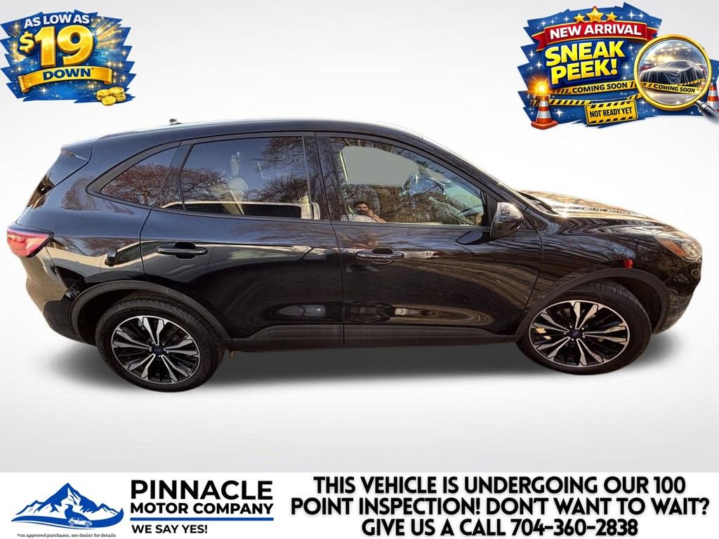 Used 2022 Ford Escape SE w/ SE Sport Appearance Package image 2