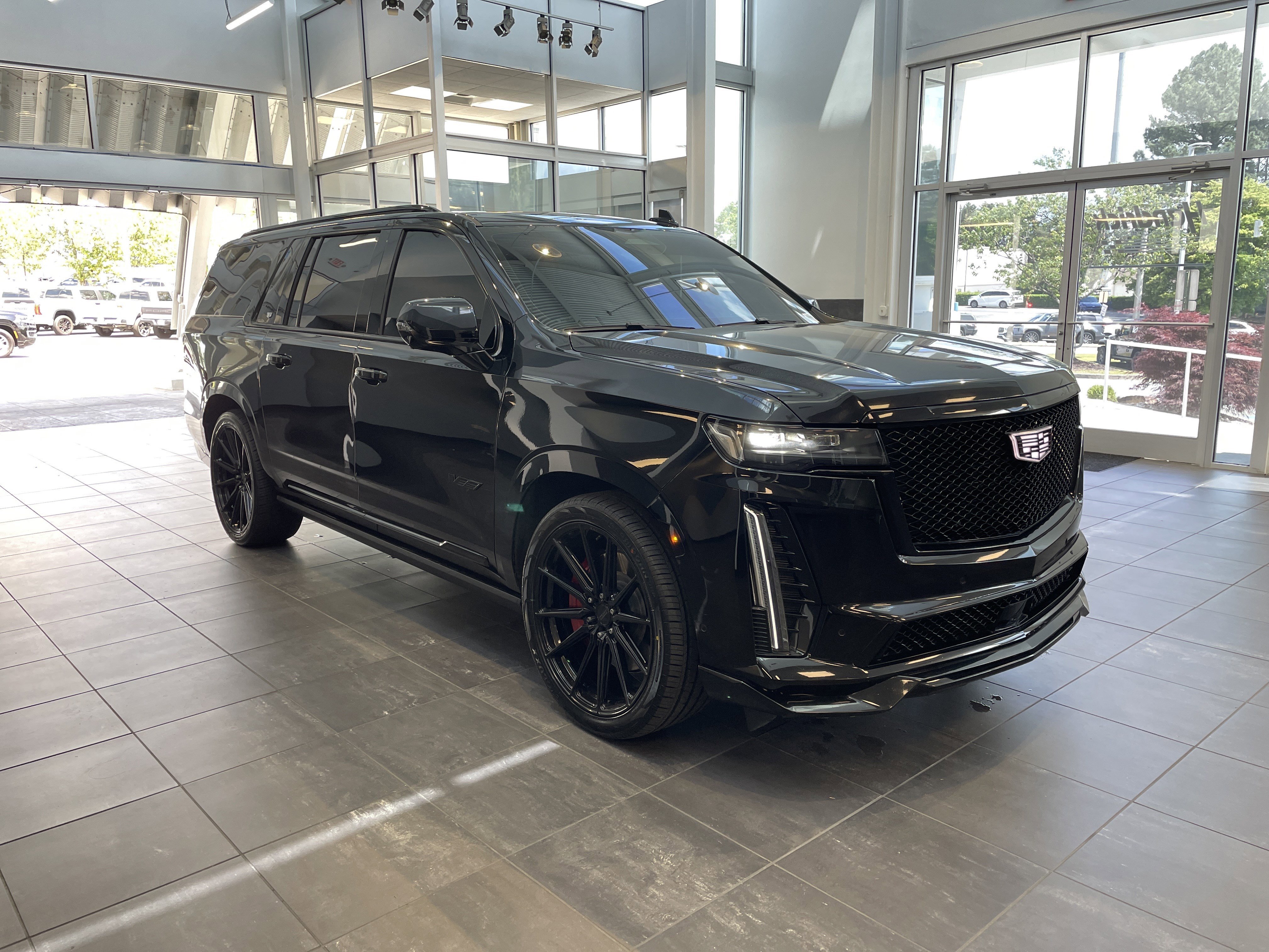 Used 2024 Cadillac Escalade ESV V w/ Heavy-Duty Trailer Package AWD/4WD video 2