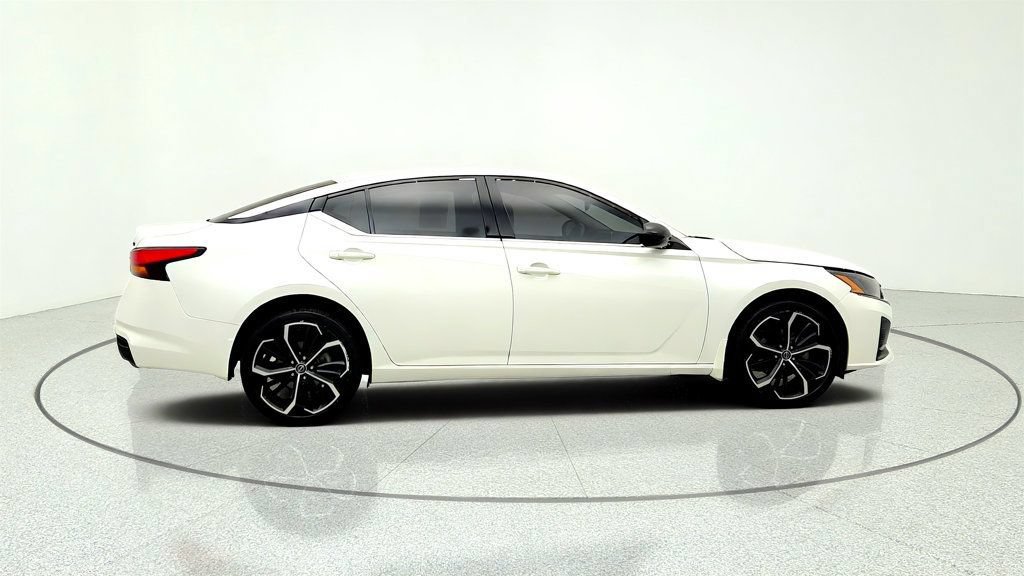 Used 2024 Nissan Altima 2.5 SR AWD/4WD image 4
