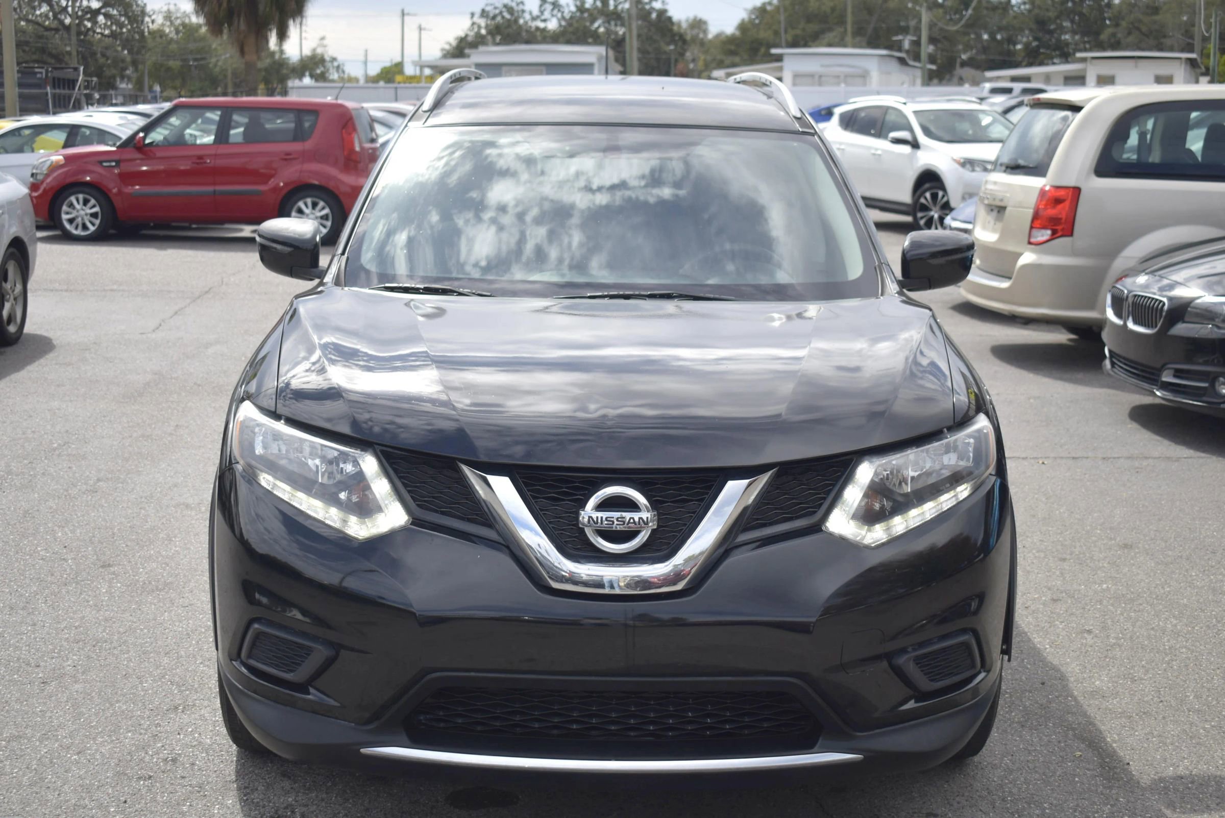 Used 2016 Nissan Rogue SV image 2