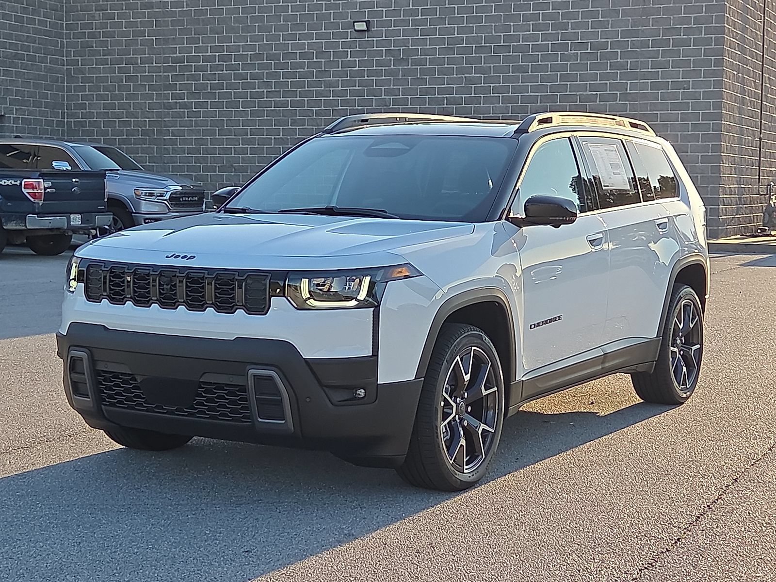 New 2026 Jeep Cherokee Overland w/ Trailer Tow Group AWD/4WD image 2