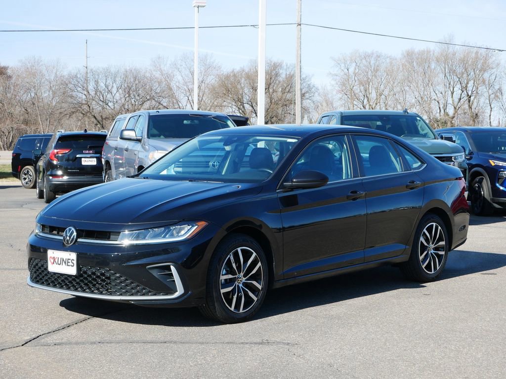 Used 2025 Volkswagen Jetta SE image 3