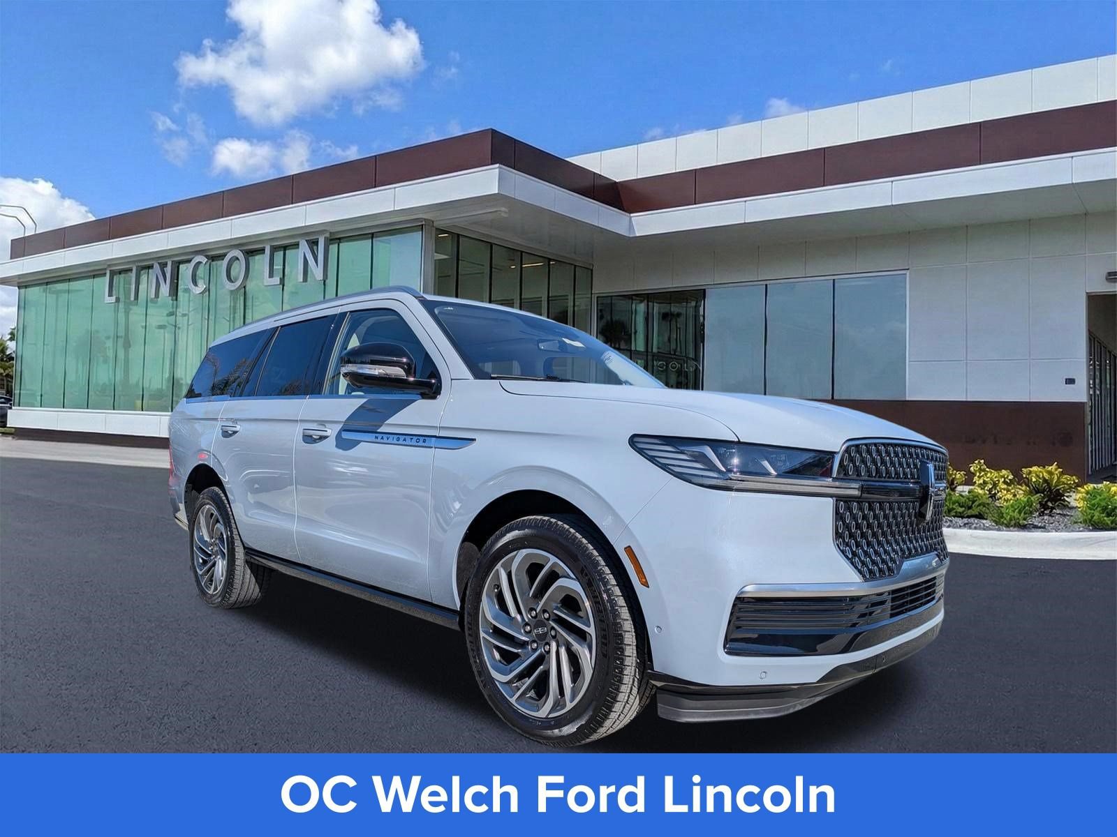 Certified 2025 Lincoln Navigator Reserve AWD/4WD image 3