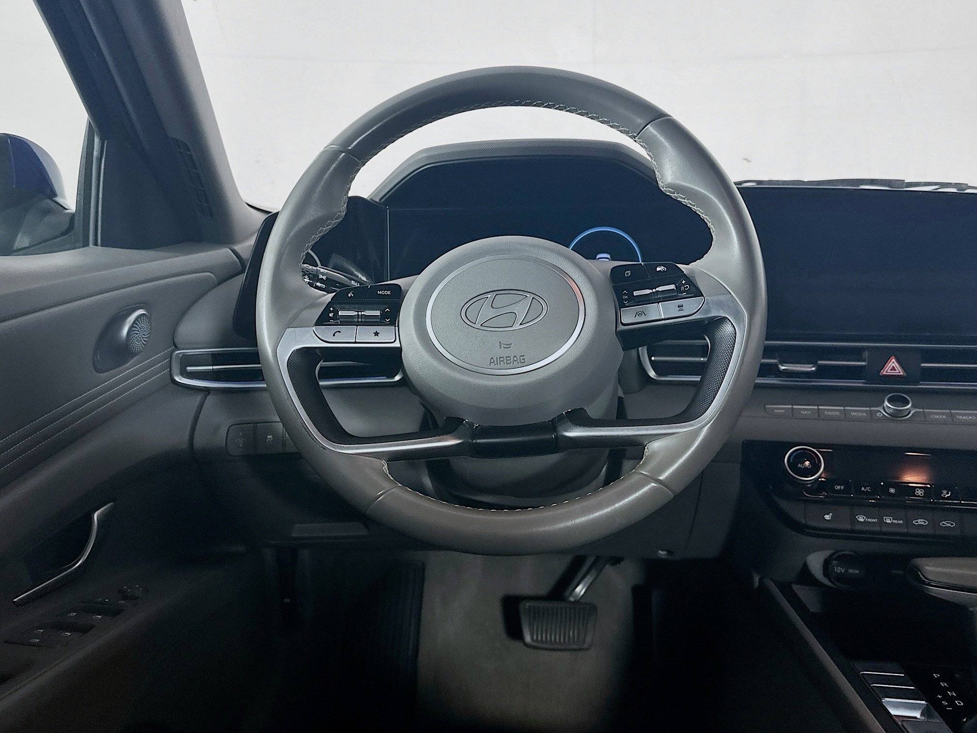 Used 2025 Hyundai Elantra SEL FWD image 18