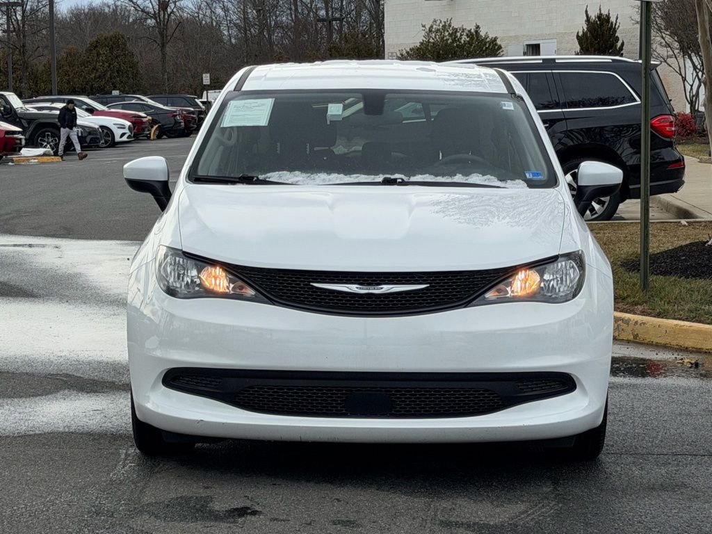 Certified 2022 Chrysler Voyager LX image 4