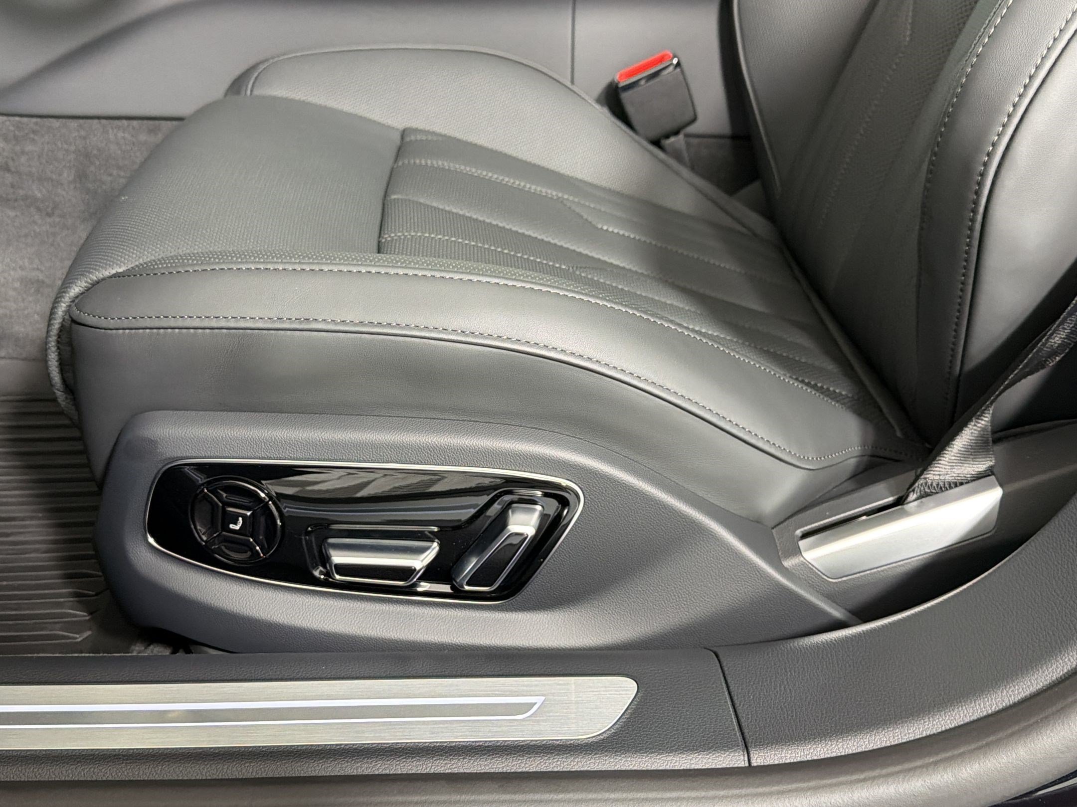 New 2026 Audi A8 L 3.0T AWD/4WD image 12