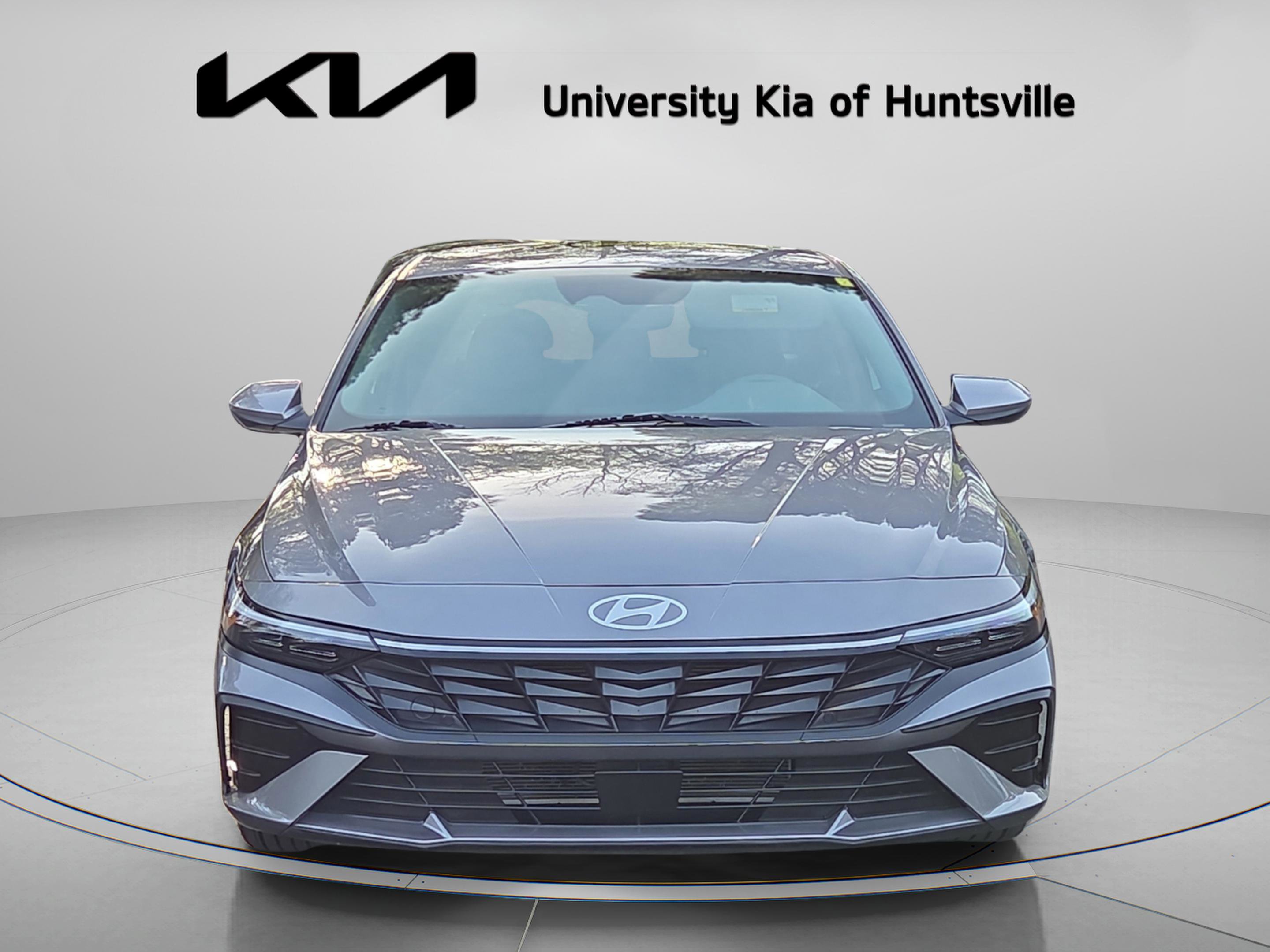 Used 2025 Hyundai Elantra SEL image 2