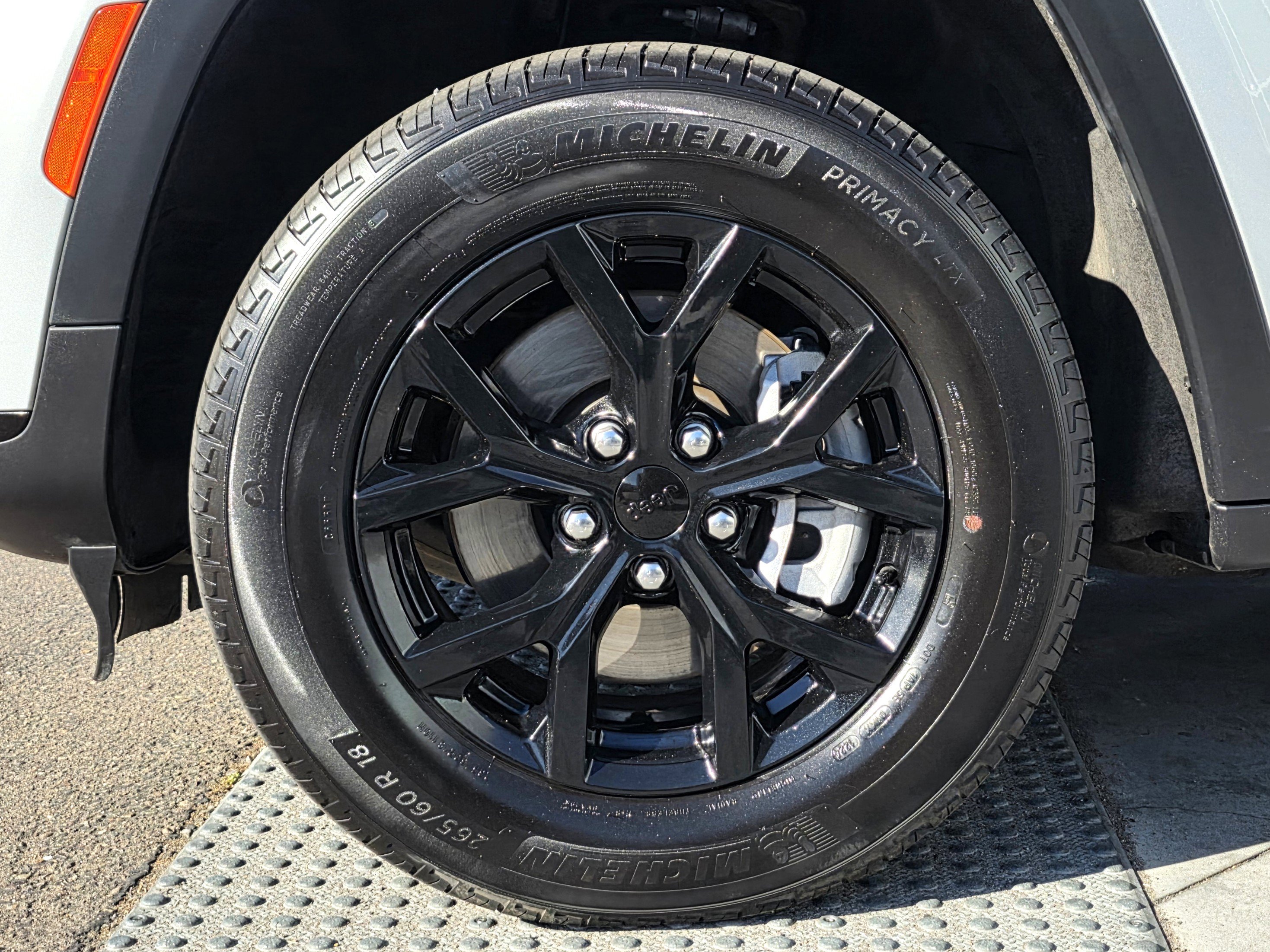 Certified 2024 Jeep Grand Cherokee L Laredo image 9