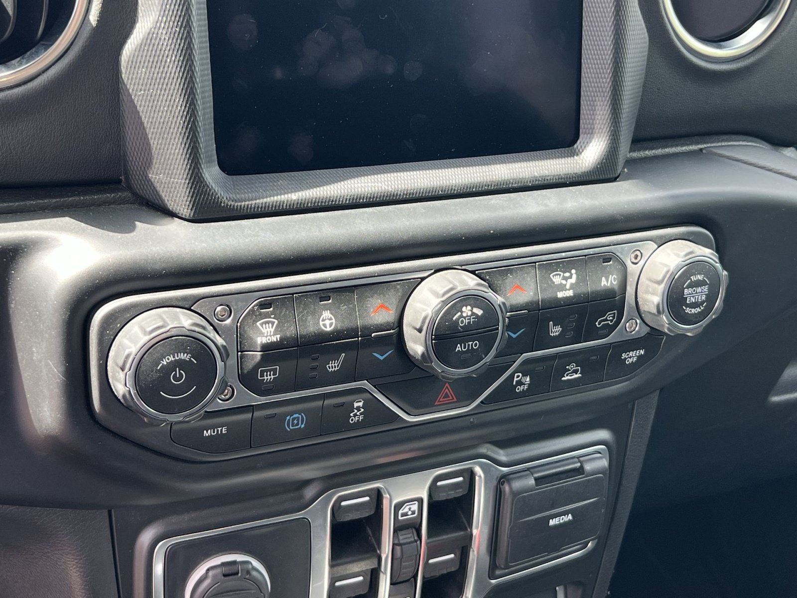 Used 2022 Jeep Wrangler Unlimited Sahara w/ Cold Weather Group AWD/4WD image 18