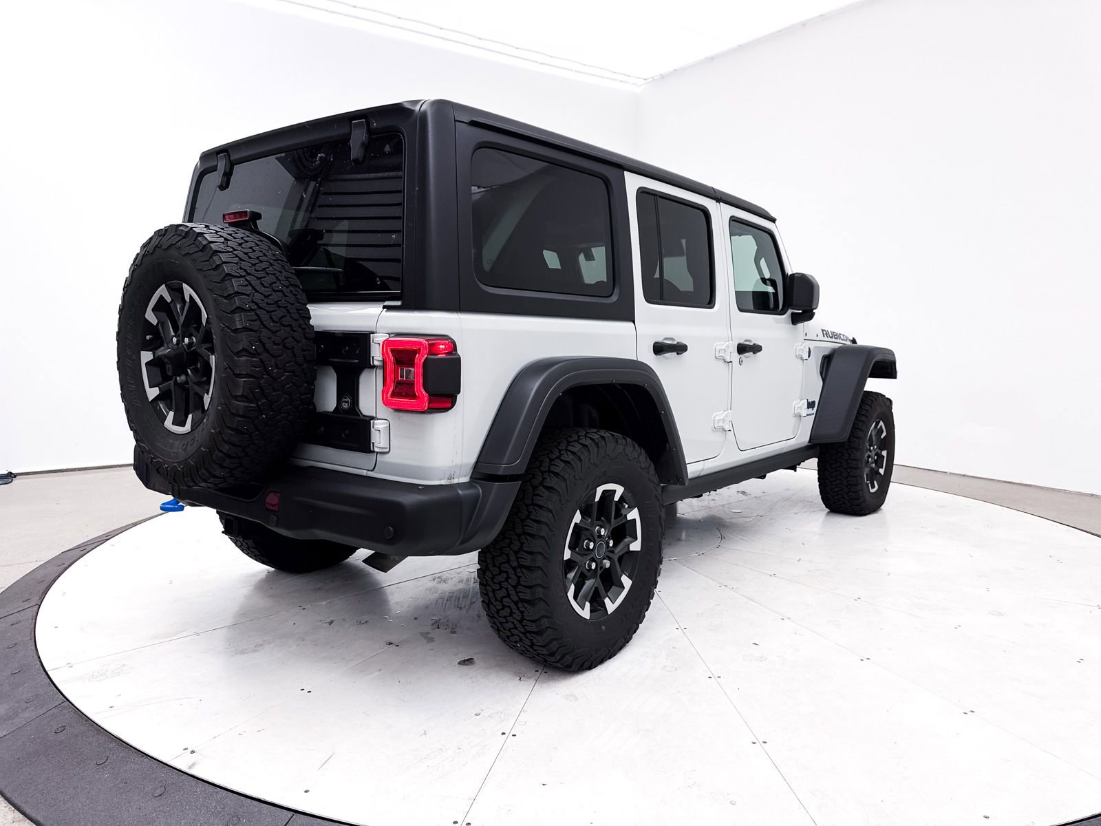 Used 2024 Jeep Wrangler Unlimited Rubicon 4xe w/ Capability Package image 16