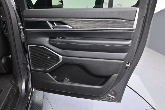 Used 2024 Jeep Wagoneer L Series II w/ Flexible Seating Group AWD/4WD image 31