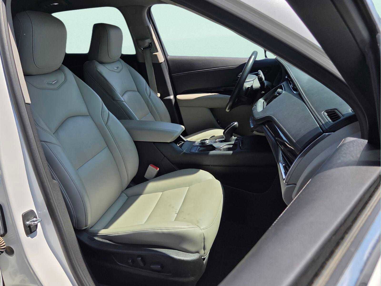 Used 2021 Cadillac XT4 Premium Luxury w/ Cold Weather Package image 17