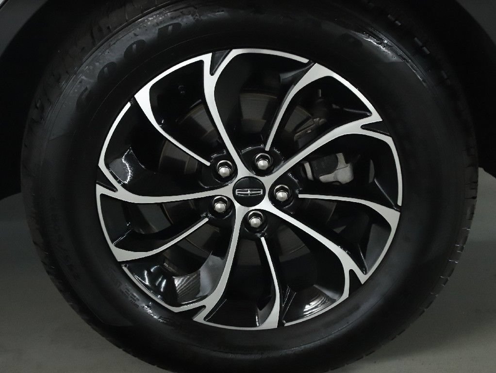 Used 2025 Lincoln Nautilus Premier AWD/4WD image 38