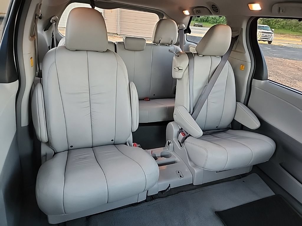 Used 2011 Toyota Sienna XLE FWD image 40