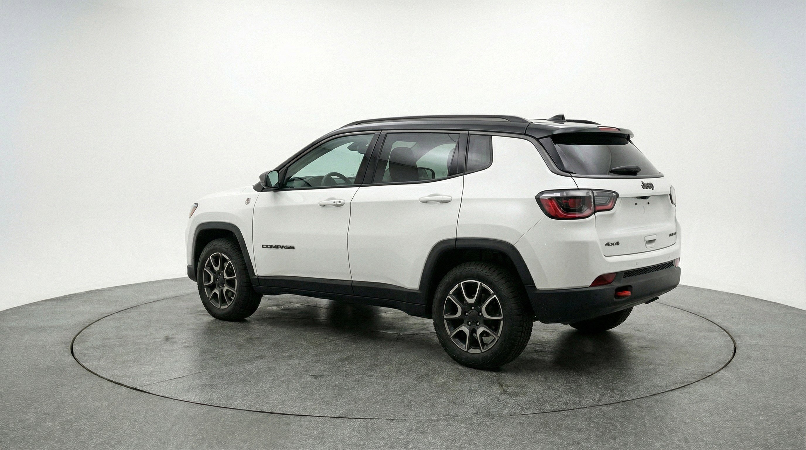 Used 2025 Jeep Compass Trailhawk image 6