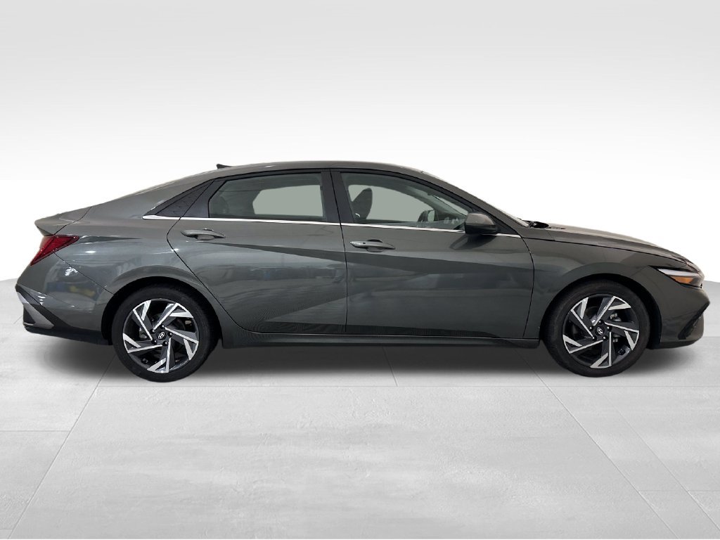Used 2025 Hyundai Elantra SEL FWD image 7