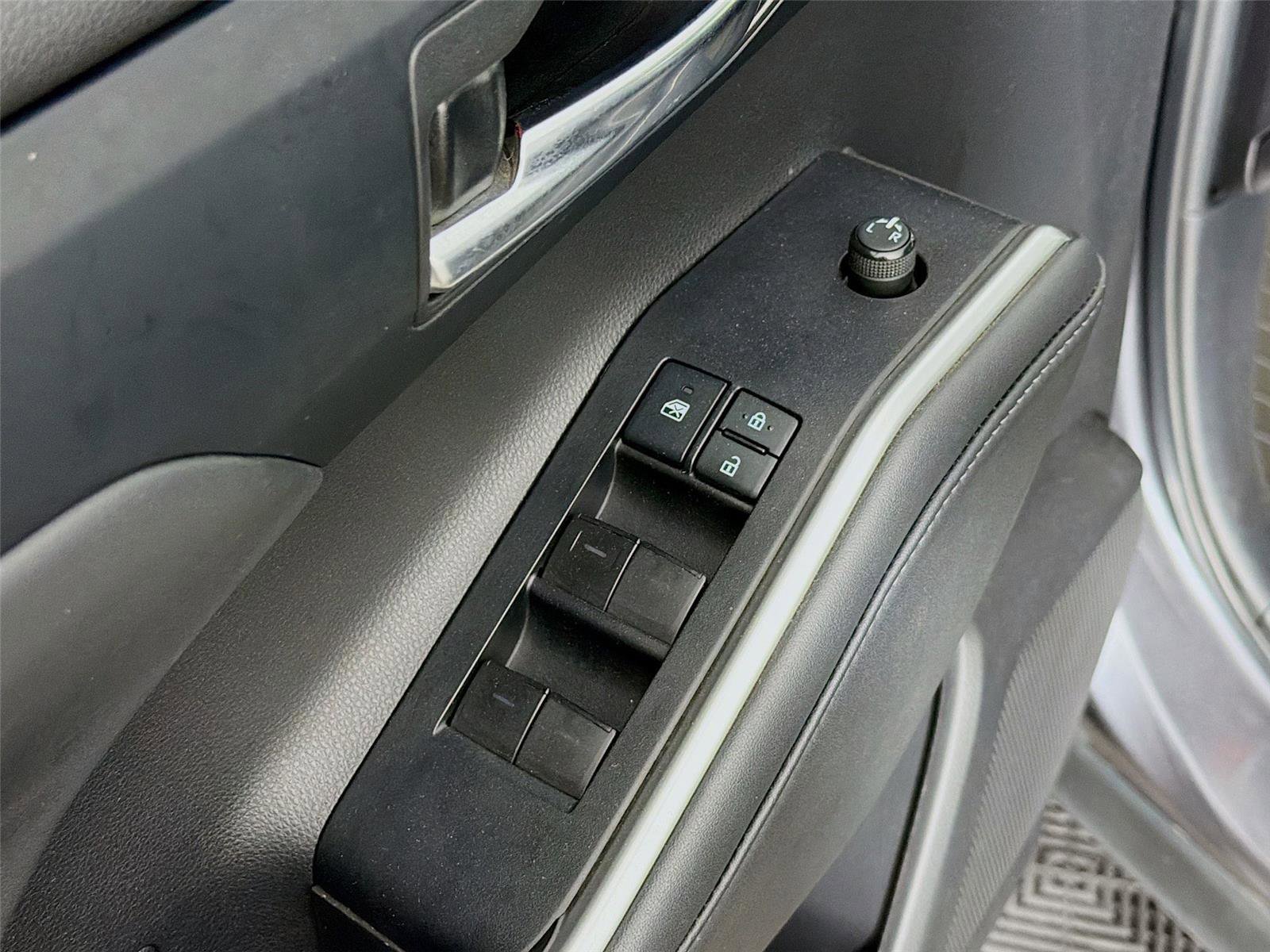 Used 2022 Toyota Highlander XLE AWD/4WD image 19